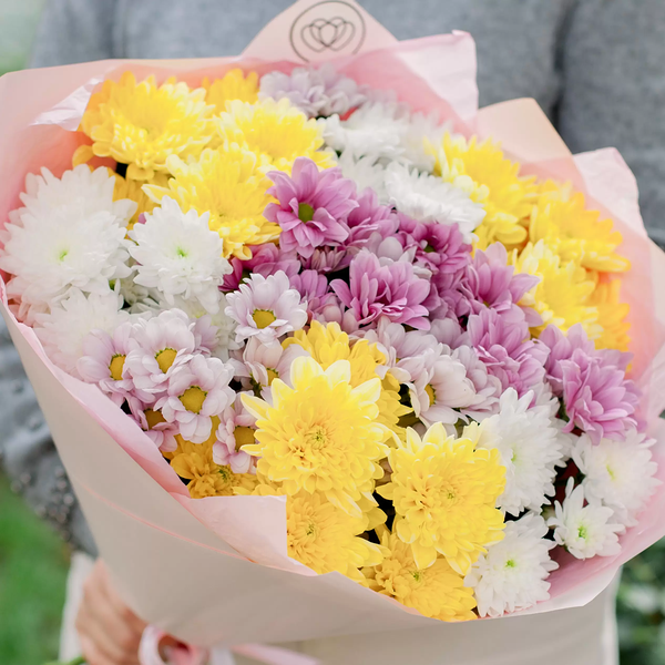 Букет из 11 кустовых хризантем микс в розовой пленке