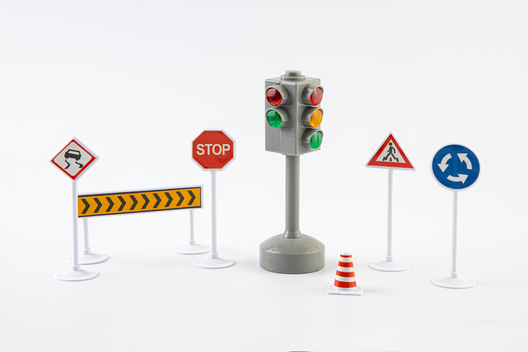 

Игрушка, набор: светофор и дорожные знаки со звуком и светом