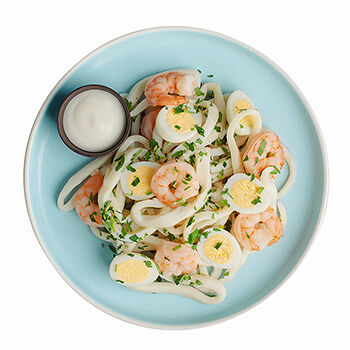 Салат с креветками и кальмарами с соусом айоли 