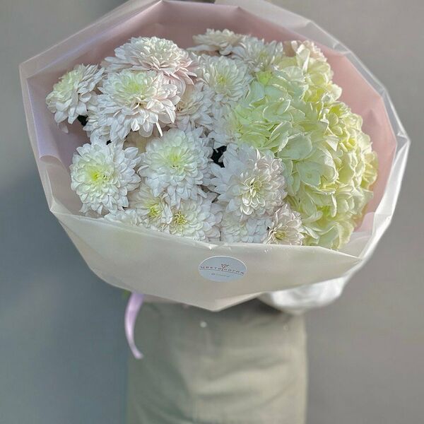 Букет из хризантем и гортензий