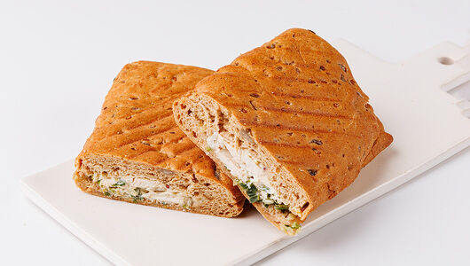 Ржаной панини с курицей, с соусом Ремулад и салатом из сельдерея, кафе