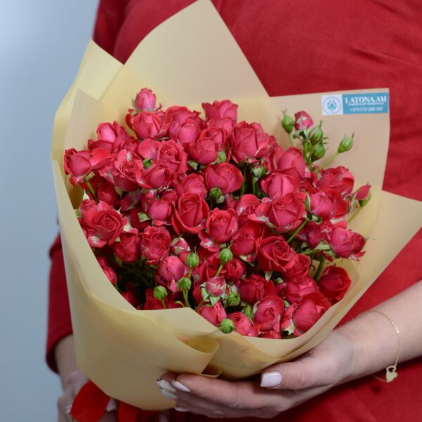 Монобукет Versace с букетом красных роз