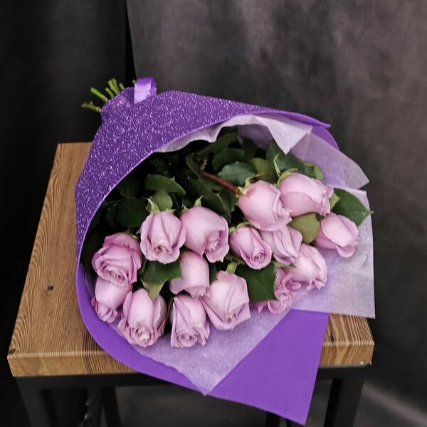 15 сиреневых роз в стильной упаковке