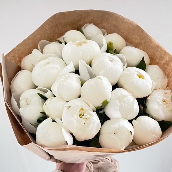 Букет прекрасных белых пионов