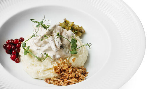 Бефстроганов из говяжьей вырезки с пюре, моченой брусникой и луковыми чипсами