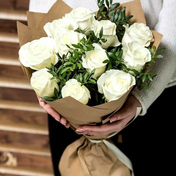 11 белых роз