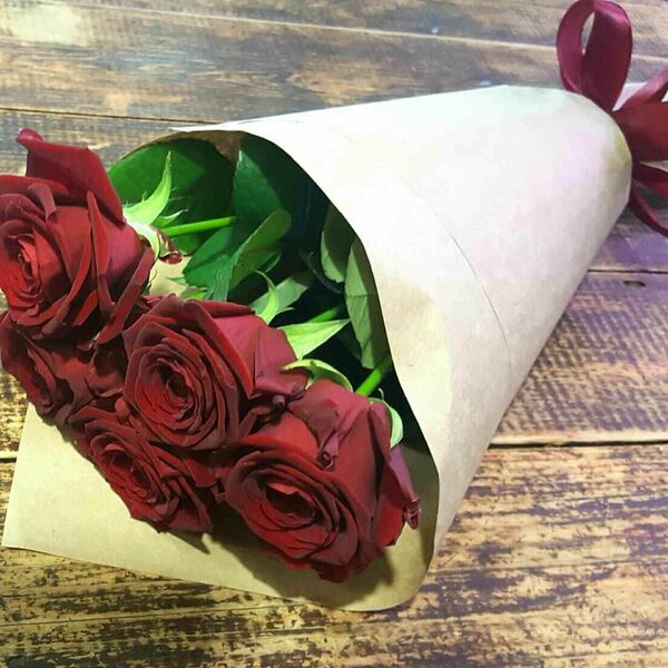 5 роз в крафте