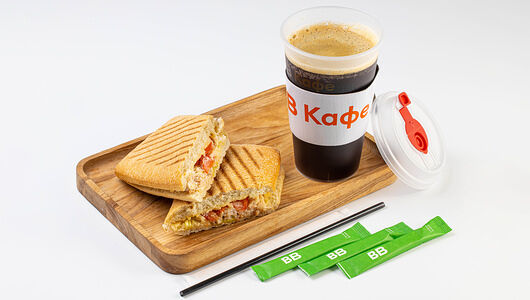 Комбо Вкусвилл кафе американо 0.4 и чиабатта с курицей и соусом цезарь