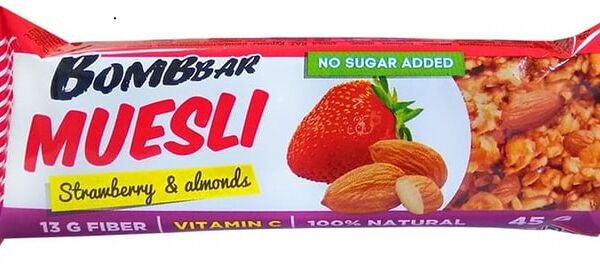 Батончик Bombbar мюсли клубника 45г
