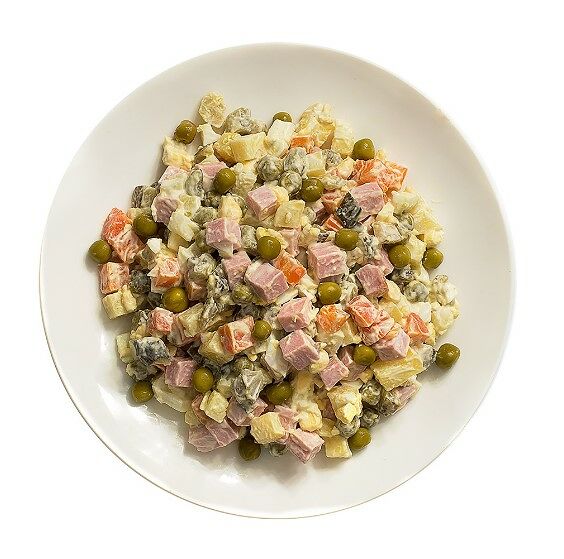 Салат Оливье с колбасой