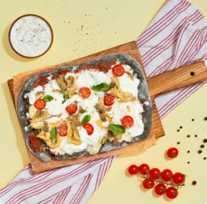 Римская пицца Страчателла, баклажан и томаты