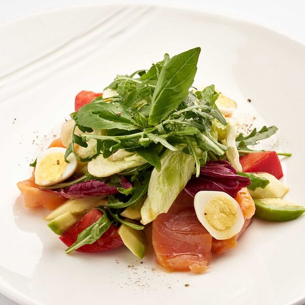 Салат с копченым лососем