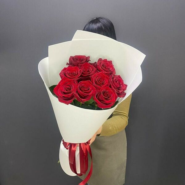 9 классических красных роз