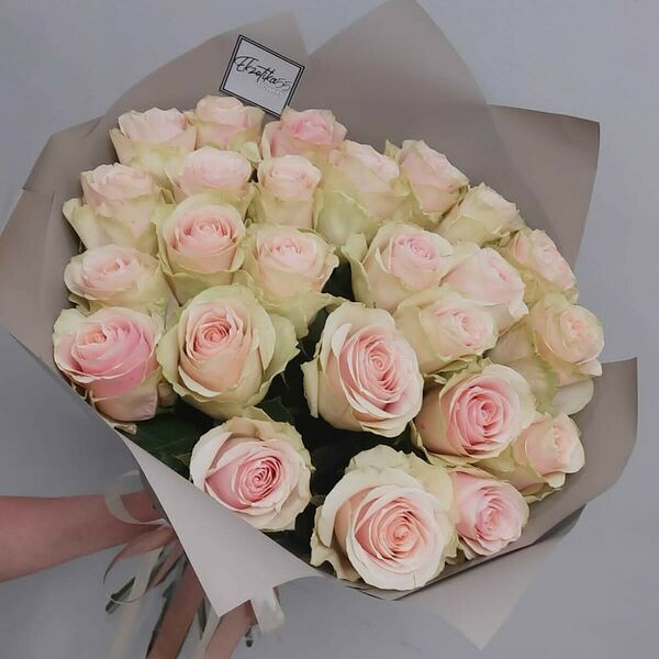 25 роз в оформлении