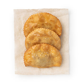 Чебурек с говядиной и соусом Сацебели жареный во фритюре