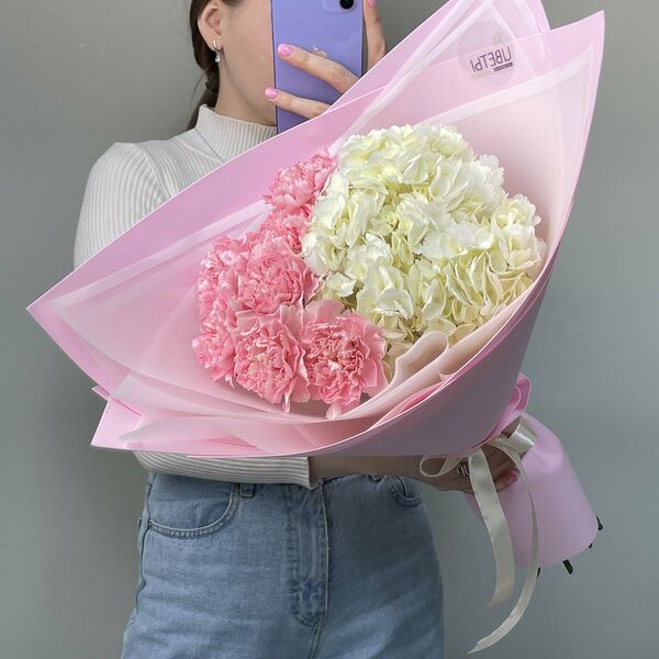 Гвоздики с гортензией