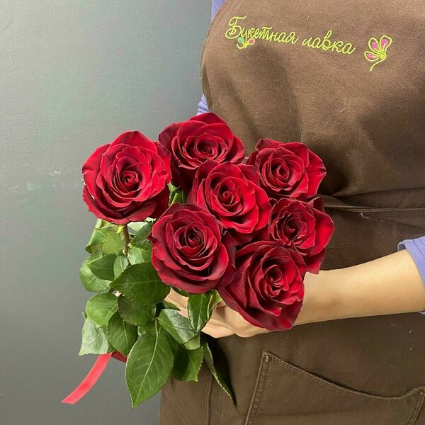 7 красных роз