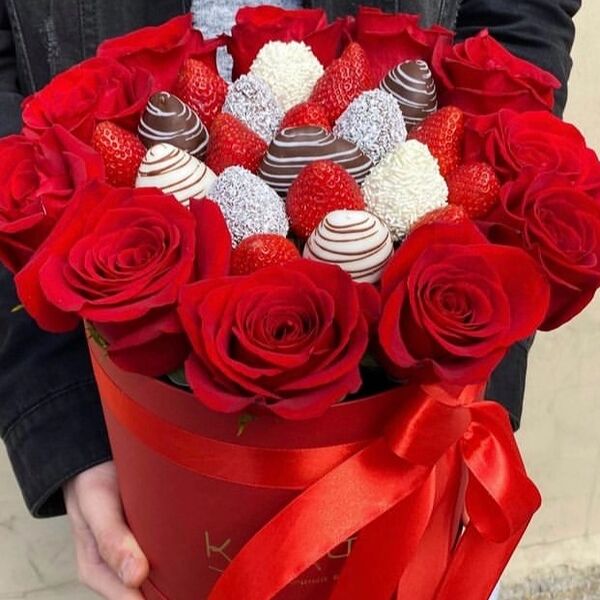 Цветы и клубника в шоколаде в шляпном боксе с розами