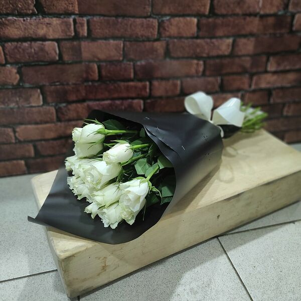 Белые розы в чёрной матовой плёнке