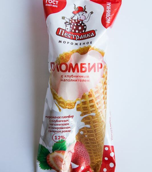 Мороженое Пестравка пломбир Клубника с шоколадной глазурью в вафельном сахарном рожке