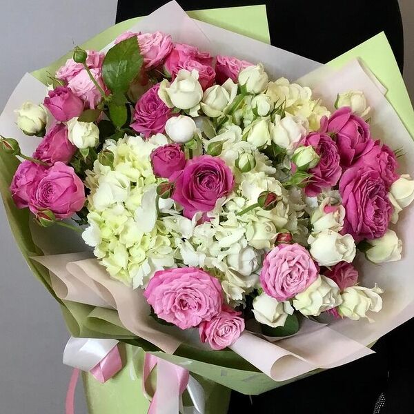Букет из пионовидных кустовых роз и гортензии Розовый десерт