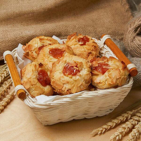 Печенье песочное с абрикосовым джемом и миндалем