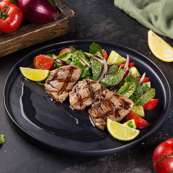 Стейк-салат с нежными медальонами