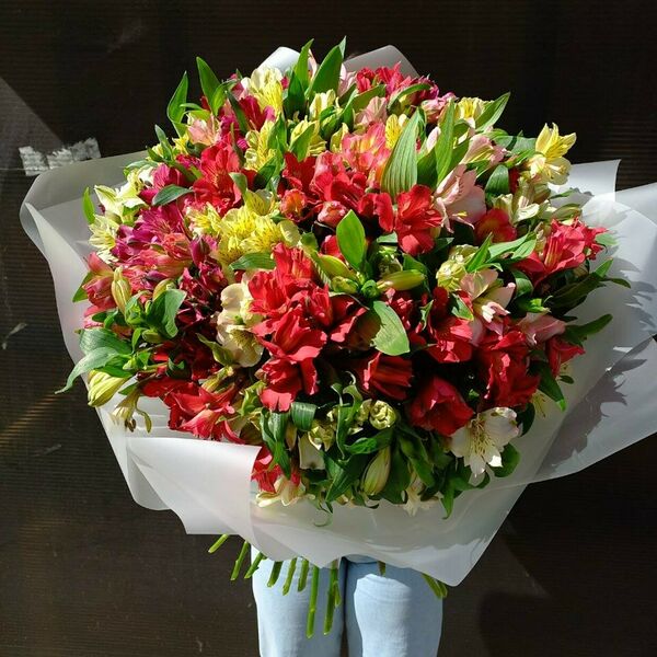 Большой красивый букет из шикарных альстромерий