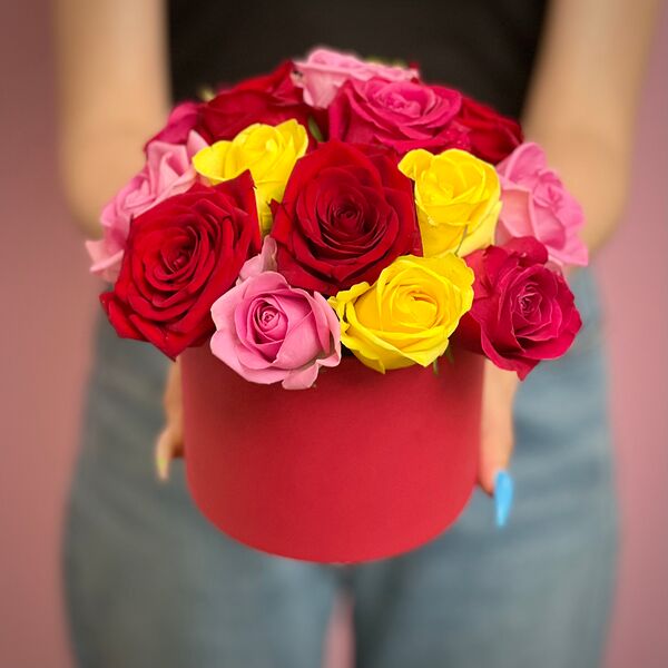 Яркий микс из роз в шляпной коробке XS