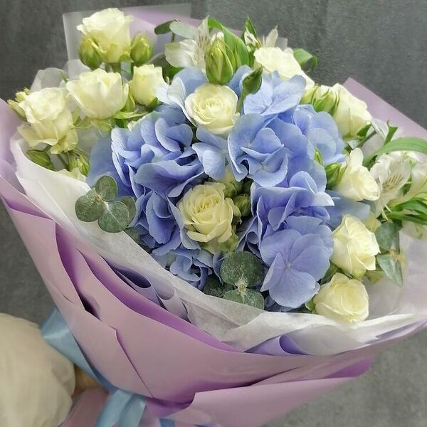 Букет Viola из гортензии и кустовой розы