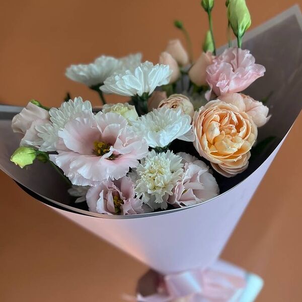 Букет с эустомой и кустовой пионовидной розой