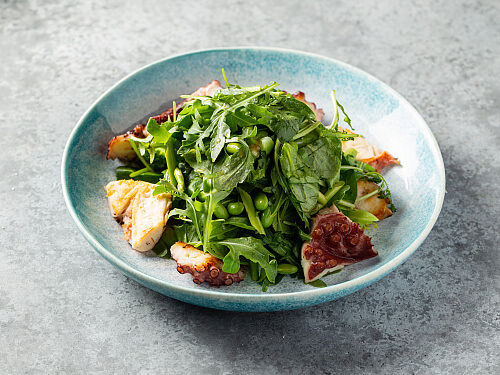 Большой зелёный салат с осьминогом