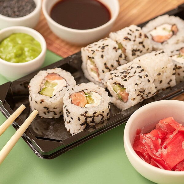 Ролл с лососем и огурцом