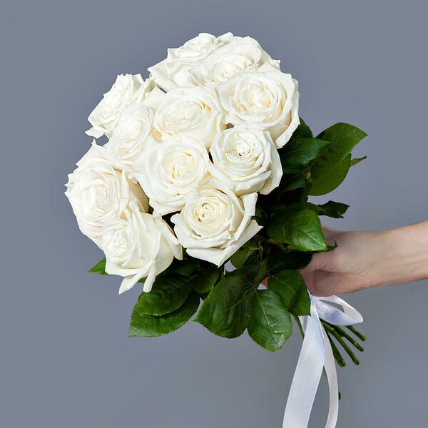 Монобукет из 11 пионовидных эквадорских Роз Playa Blanka под ленту Ирис