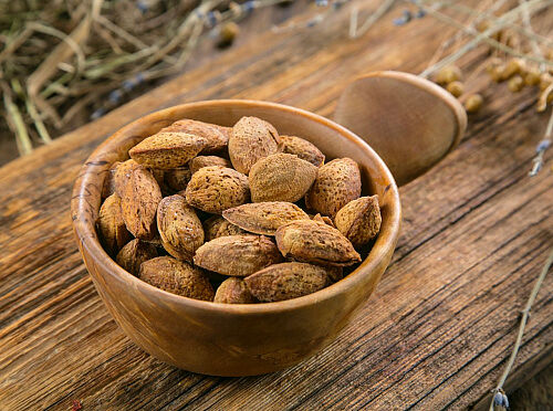 Миндаль в скорлупе