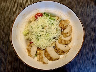 Салат Цезарь с куриной грудкой