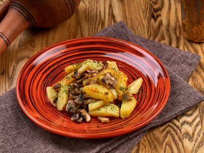 Жареный картофель с грибами и луком