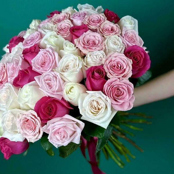 Букет цветов из 51 пионовидной и сингл роз Эквадор (микс)
