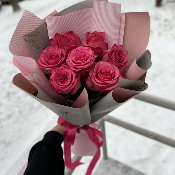 7 роз в стильном оформлении