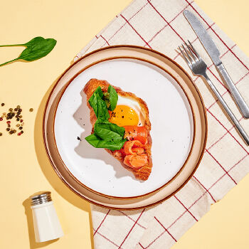 Круассан с сёмгой собственного посола, глазуньей и шпинатом 135 г