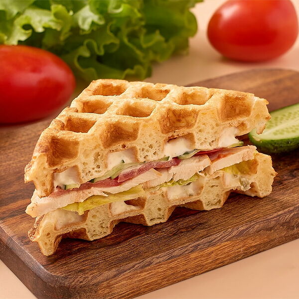 Бельгийская вафля с курицей в соусе Ранч и свежими овощами