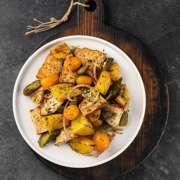 Теплый салат с копченой индейкой