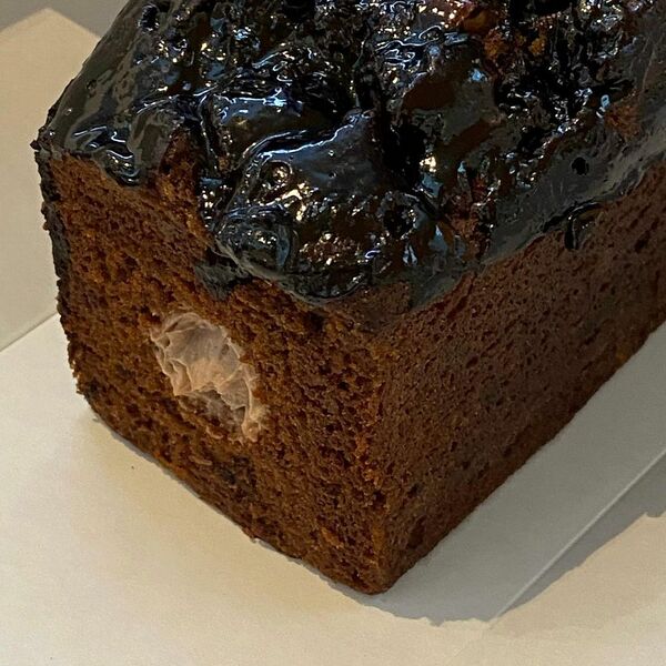 Кофейно-шоколадный кекс с черносливом, грецким орехом и кофейным кремчизом