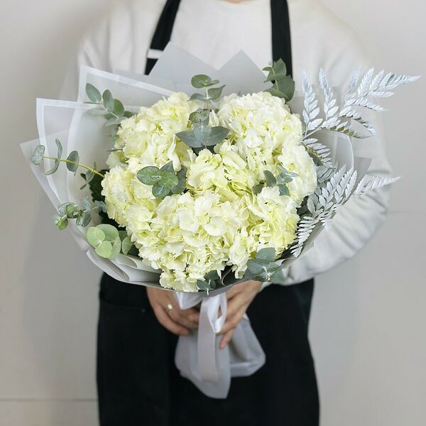 Букет из 3-х белых гортензий с эвкалиптом