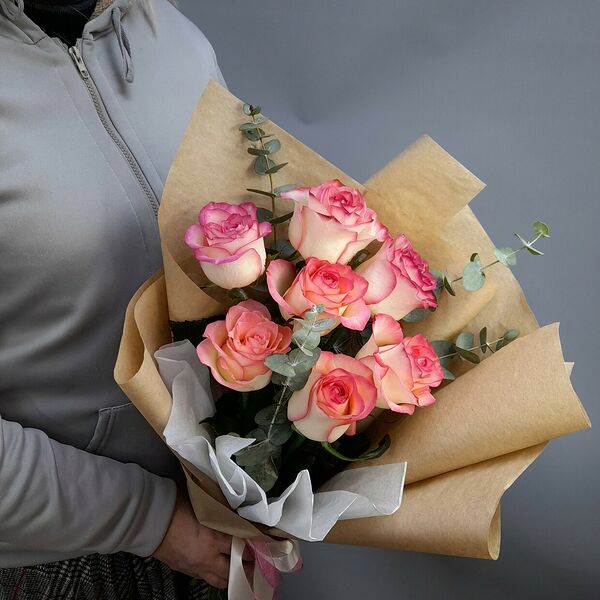 Нежные розы с эвкалиптом в крафте