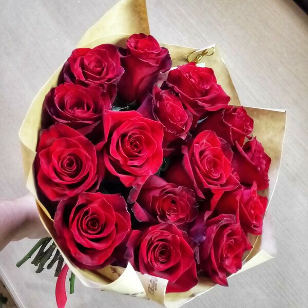Красные розы в крафте