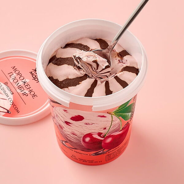 Мороженое вишня в шоколадном соусе