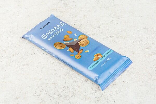 Шоколад молочный с миндальным печеньем