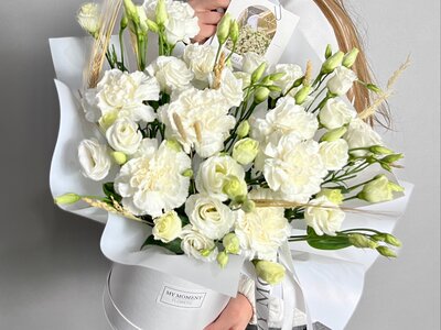 Композиция с эустомами и диантусами в белой коробке