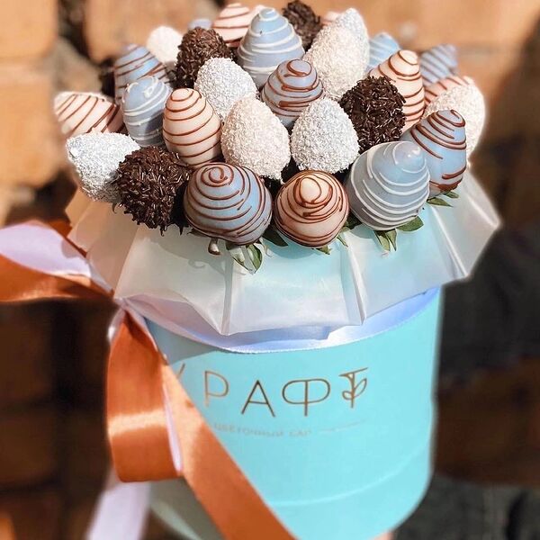 Бокс с клубникой в шоколаде в подарок на десерт